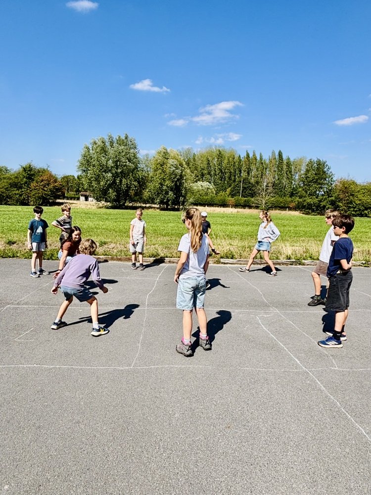 Kinderen spelen samen een spel buiten op het plein