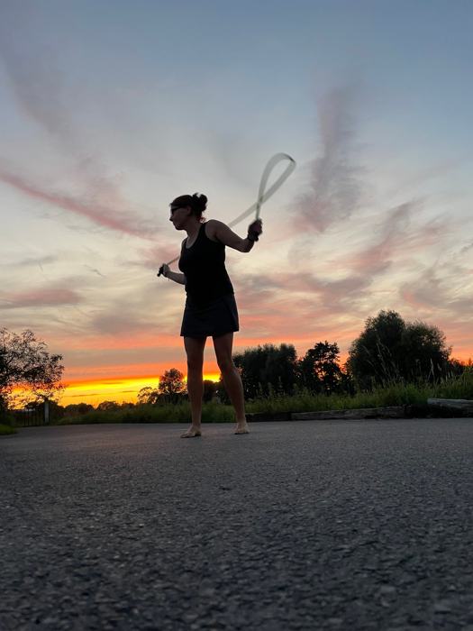 Mieke doet rope flow bij zonsondergang